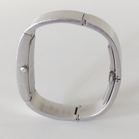 Authentic Gucci Bracelet Silver Tone Women's Watch - Picture 9 of 10